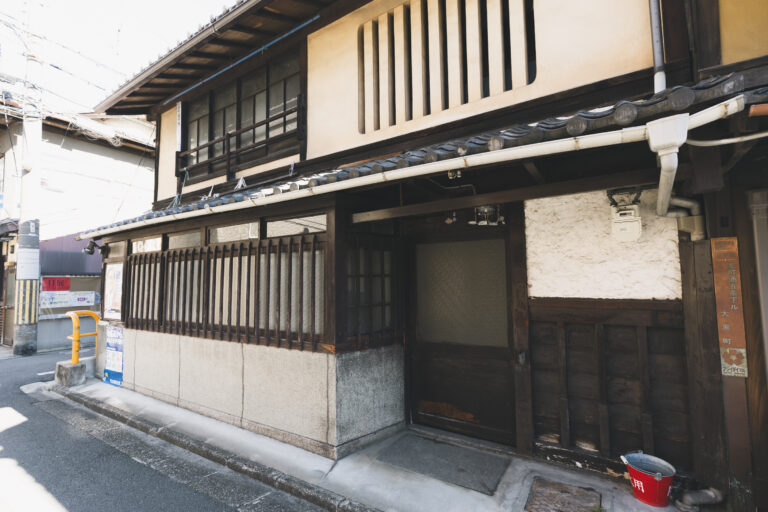 なぜ京町家は2階建てが多いのか？『うなぎの寝床』から読み解く京都の暮らし