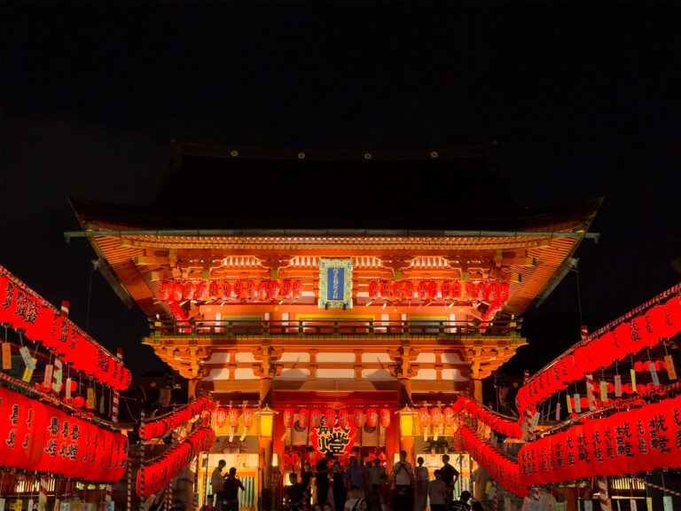 伏見稲荷大社 本宮祭 千本鳥居が幻想的な提灯でライトアップ